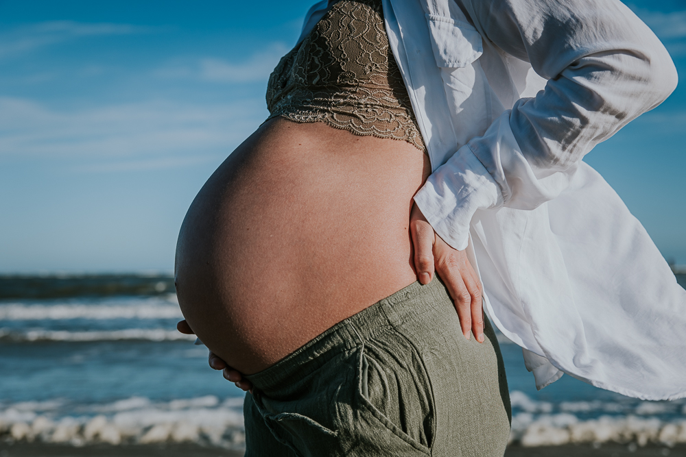 Zwangerschapsfotografie Schiermonnikoog door fotograaf Nickie Fotografie. Een prachtige bolle buik bij de branding.