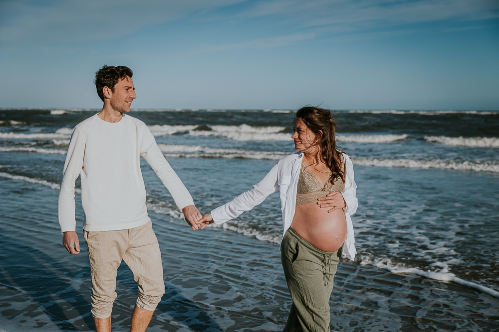 Zwangerschapsreportage op het strand door fotograaf Nickie Fotografie.