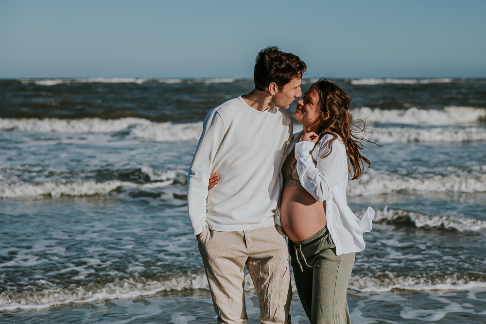 Fotograaf Schiermonnikoog. Bolle buikshoot op het strand met partner door Nickie Fotografie uit Friesland.