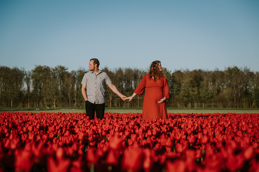 Fotoshoot Flevopolder. Bolle buik fotografie tussen de tulpen door fotograaf Nickie Fotografie.
