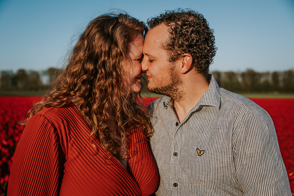 Loveshoot in de avond tijdens het gouden uur door fotograaf Nickie Fotografie uit Dokkum, Friesland.