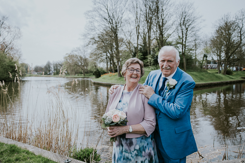 Trouwen in Dokkum. Fotoshoot bij de Bolwerken door fotograaf Nickie Fotografie uit Friesland.