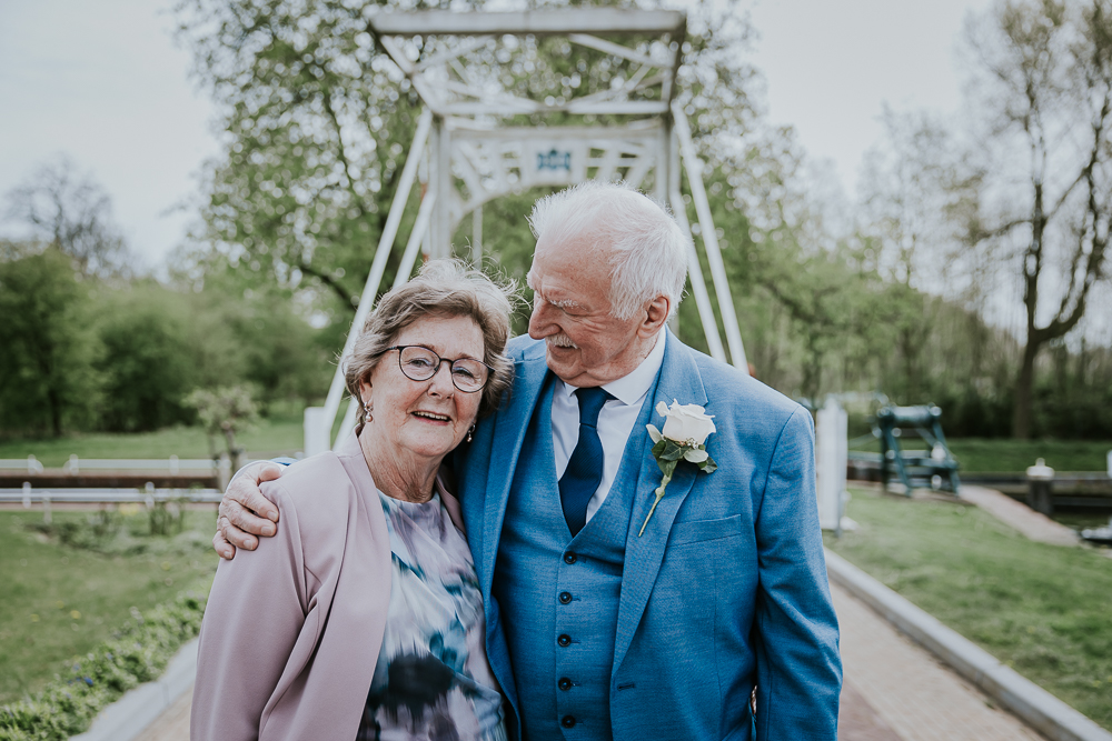 Fotoshoot Dokkum bij het witte sluisje op het Schapedijkje door fotograaf Nickie Fotografie uit Friesland.