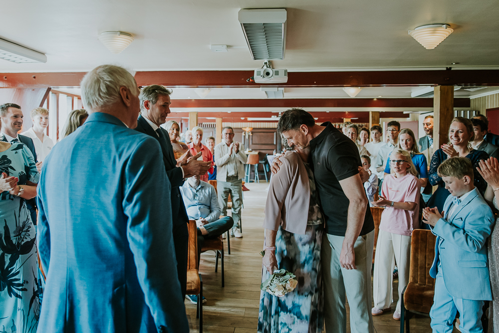 De bruid wordt weggegeven door haar zoon. Bruidsfotografie door trouwfotograaf Nickie Fotografie uit Dokkum, Friesland.