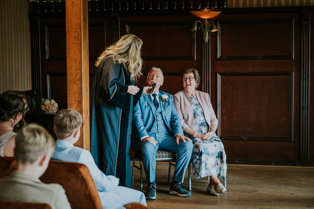 Trouwerij in Dokkum. Trouwreportage door fotograaf Nickie Fotografie uit Friesland.