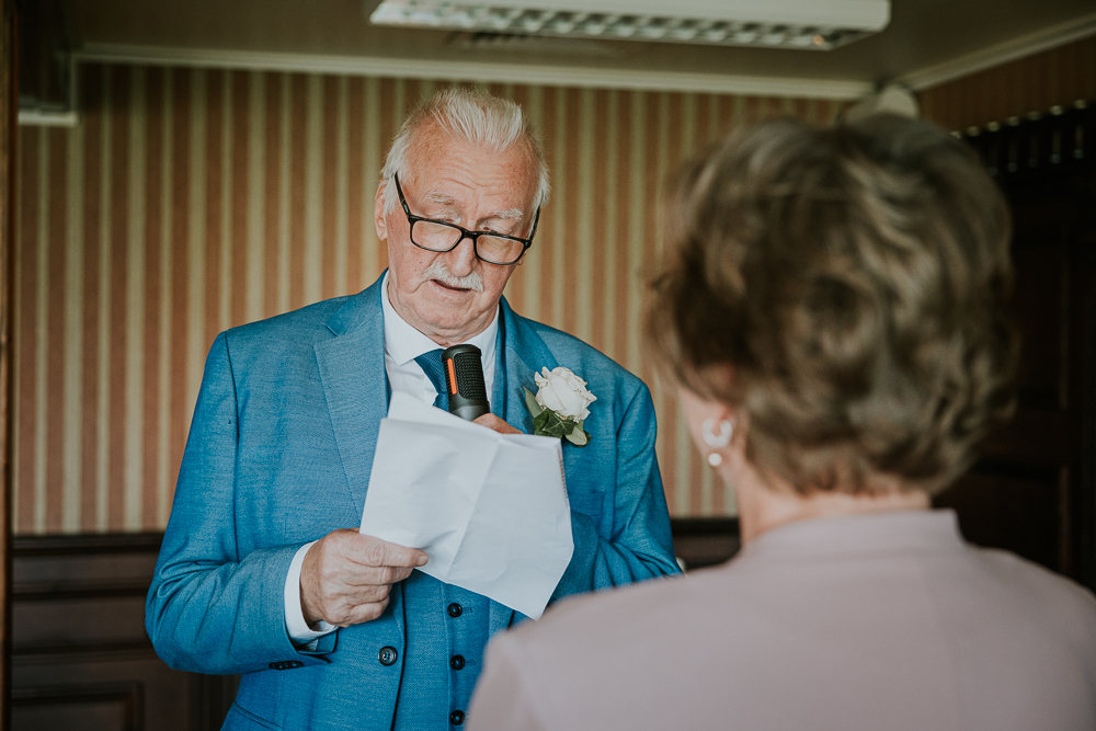 De bruidegom leest zijn trouwgeloftes voor aan zijn bruid. Trouwfotografie door bruidsfotograaf Nickie Fotografie uit Dokkum, Friesland.