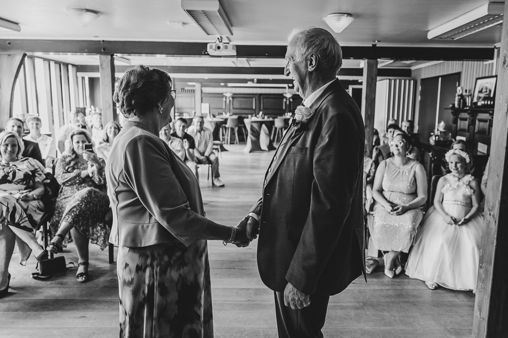 Trouwen in de IJsherberg.  Het ja-woord. Bruidsfotografie door trouwfotograaf Nickie Fotografie uit Dokkum, Friesland.