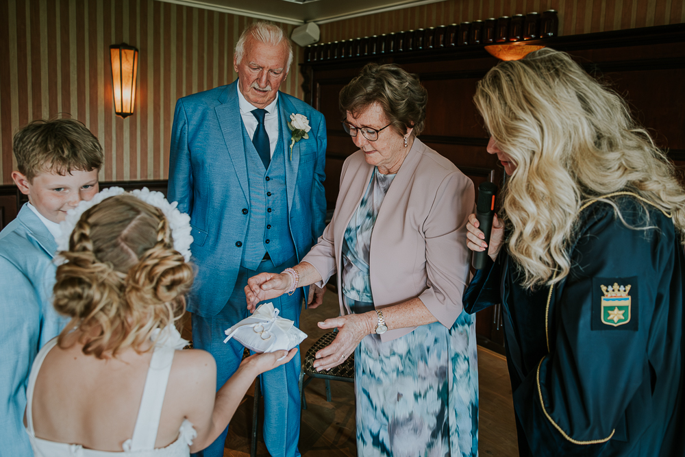 Trouwen in de IJsherberg. De trouwringen worden overhandigd door twee kleinkinderen. Trouwreportage door bruidsfotograaf Nickie Fotografie uit Dokkum, Friesland.