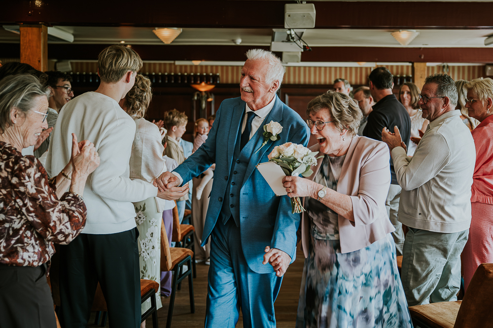 Trouwen in de IJsherberg te Dokkum. Trouwreportage door bruidsfotograaf Nickie Fotografie uit Friesland.