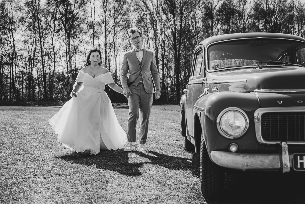 Fotograaf Friesland. Zwartwit foto van bruidspaar bij oude Volvo door Nickie Fotografie.