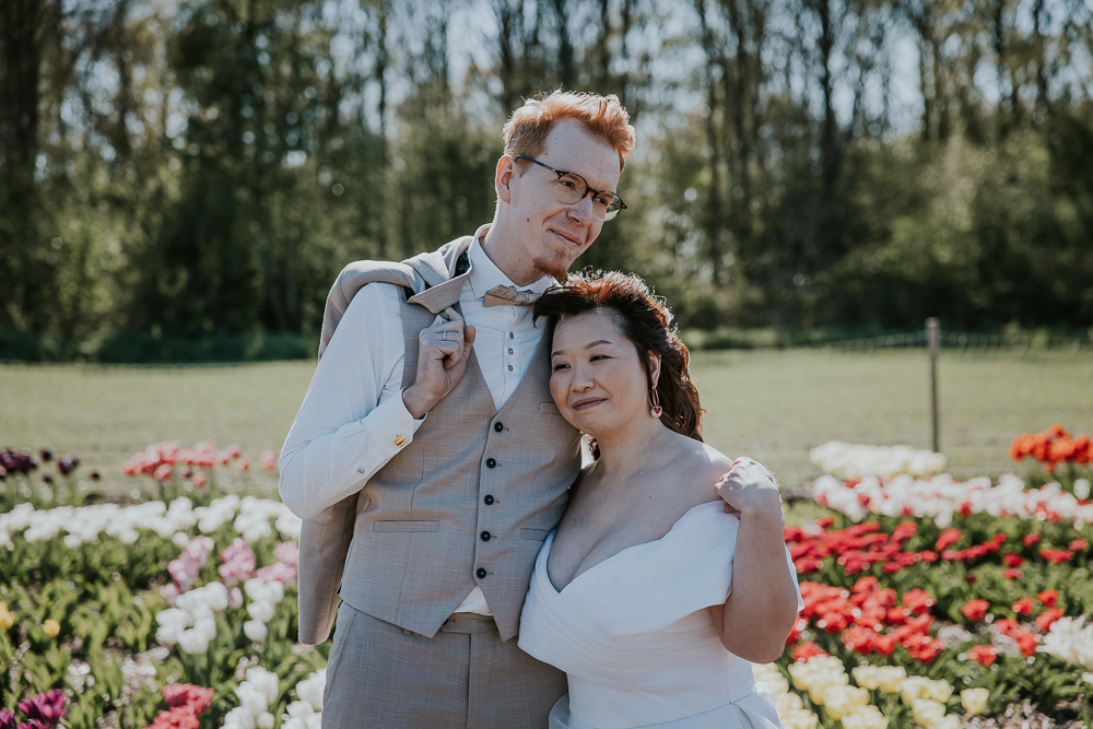 Trouwshoot tussen de tulpen door fotograaf Nickie Fotografie uit Friesland.