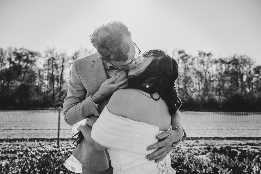 Een liefdevolle kus tussen het bruidspaar. Trouwreportage door trouwfotograaf Nickie Fotografie uit Friesland.