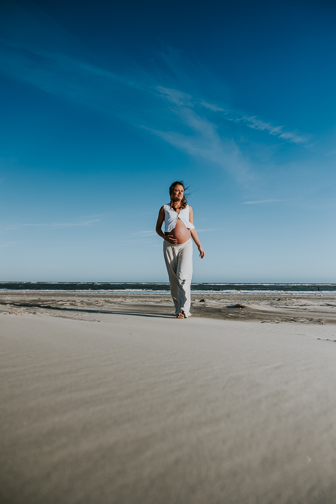 Fotograaf Friesland, zwangerschapsshoot op het strand van Schiermonnikoog door Nickie Fotografie.
