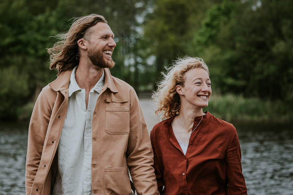 Fotograaf lauwersoog. Portret tijdens de familieshoot bij het water door Nickie Fotografie.