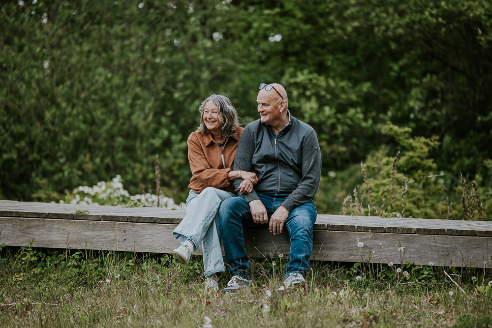 Familieshoot Lauwersoog door fotograaf Nickie Fotografie. Samen zittend op het zwevende vlonderpad.