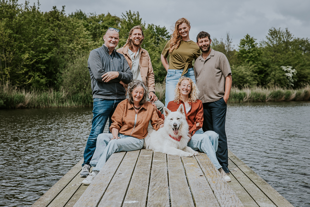Familieshoot Lauwersoog . portret op het waterbankje door fotograaf Nickie Fotografie.