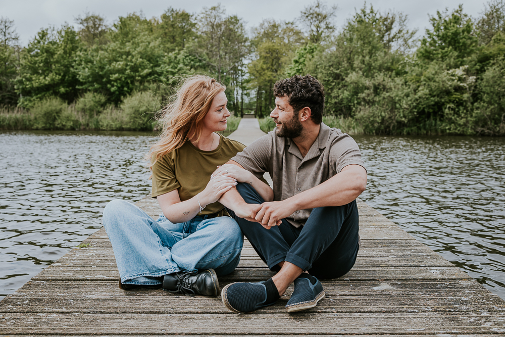 Fotograaf Lauwersoog. Portret, zittend op het vlonderpad door Nickie Fotografie uit Dokkum.