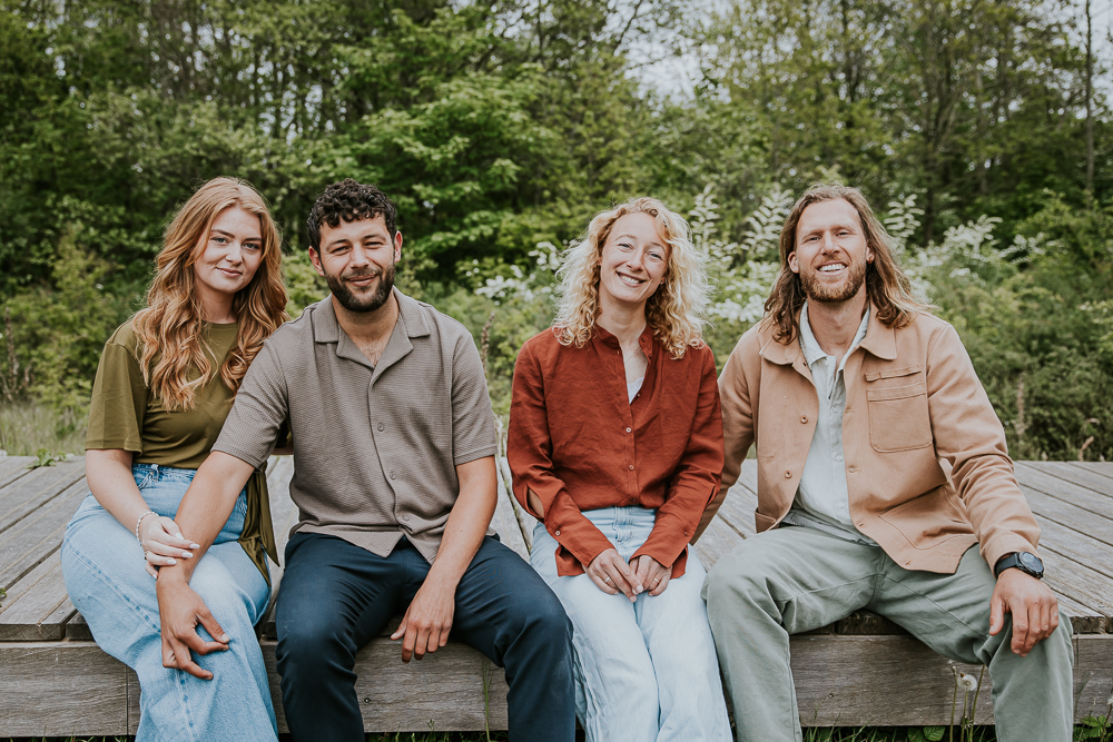 Familieshoot Lauwersoog door fotograaf Nickie Fotografie. Portret zittend op het zwevende vlonderpad