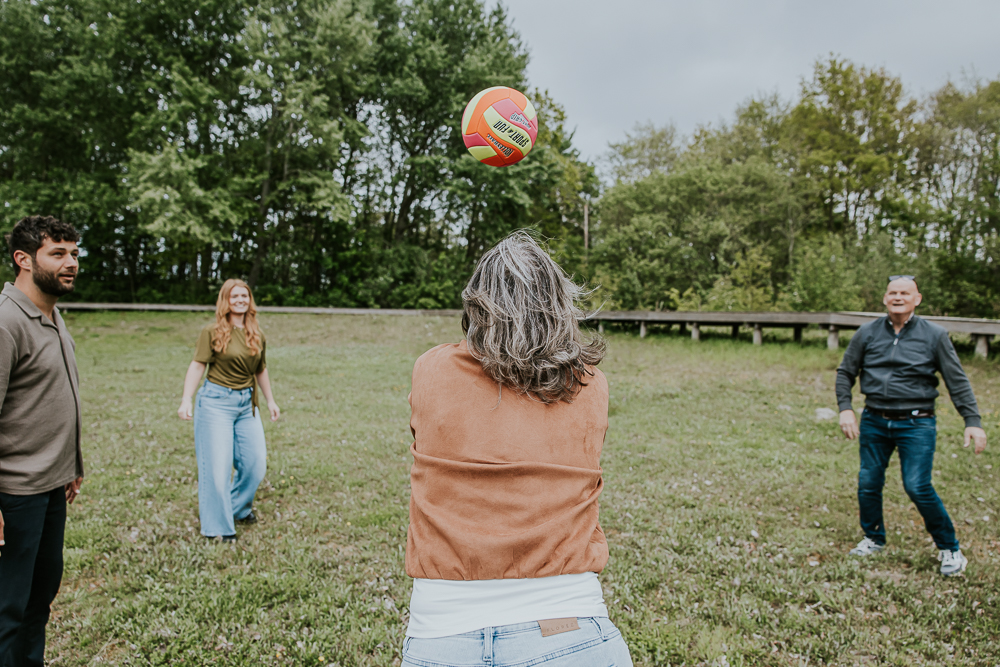 volleyballen met het gezin bij het zwevende vlonderpad bij Lauwersoog. Gezinsreportage door fotograaf Nickie Fotografie.