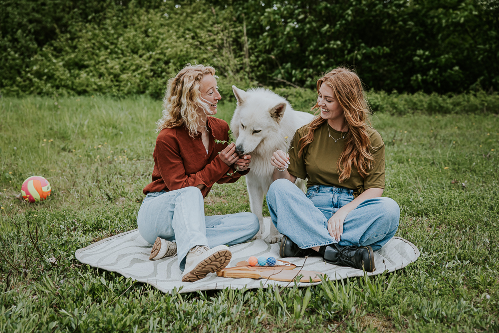 Fotograaf Friesland. Op het picknickkleed met de hond. Fotoshoot door Nickie Fotografie.