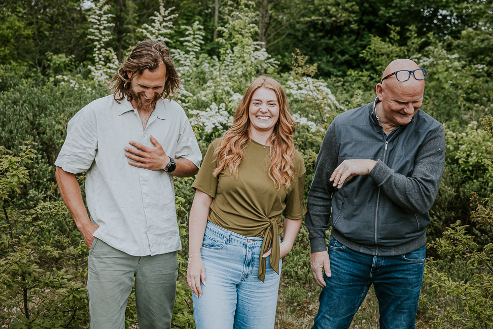 Fotograaf Lauwersoog. Gezelligheid tijdens de fotoshoot. Portret van de koude kant door Nickie Fotografie.