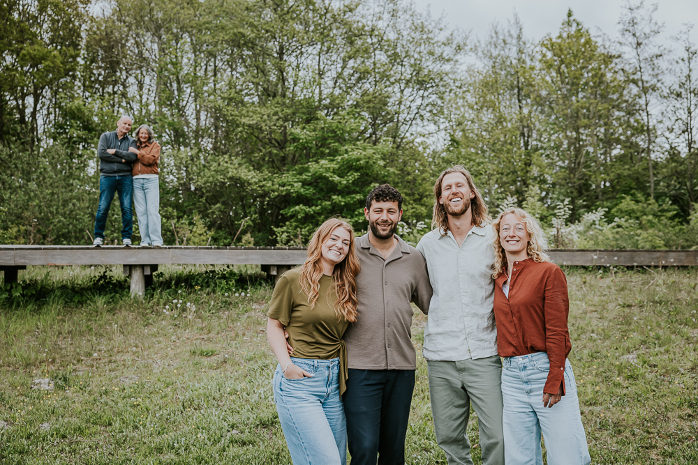 Familieshoot Lauwersoog. Groepsportret bij het zwevende vlonderpad door fotograaf Nickie fotografie.