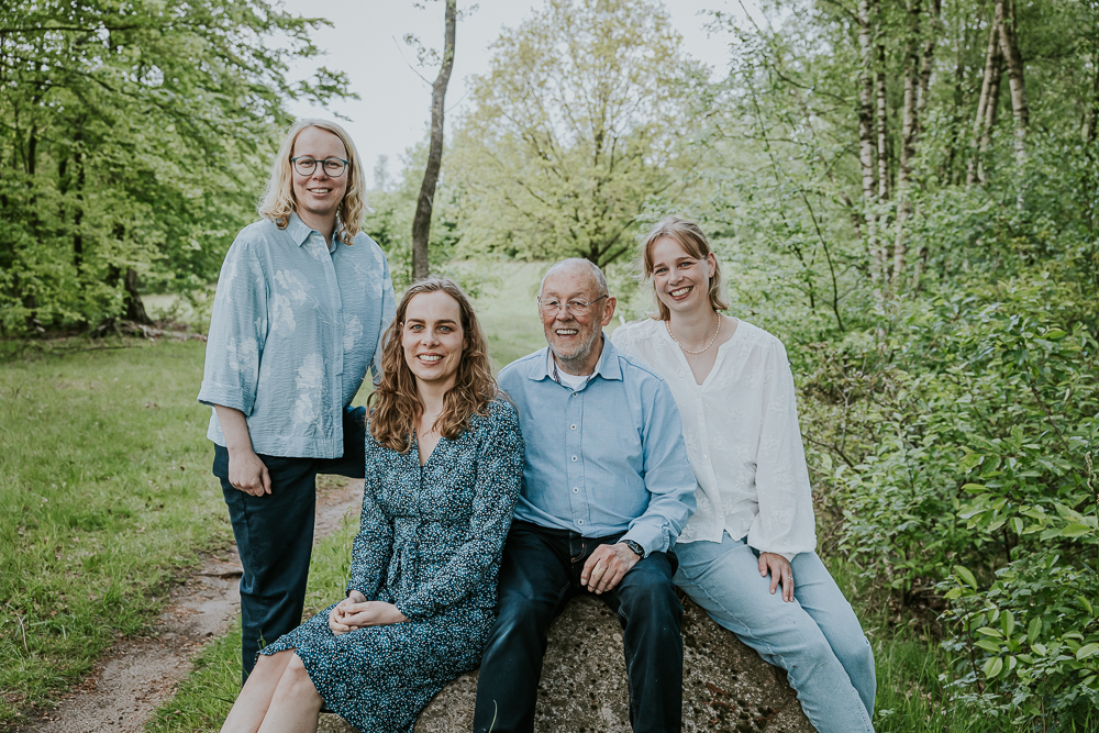 Portret van vader met zijn drie dochters door fotograaf Nickie Fotografie.