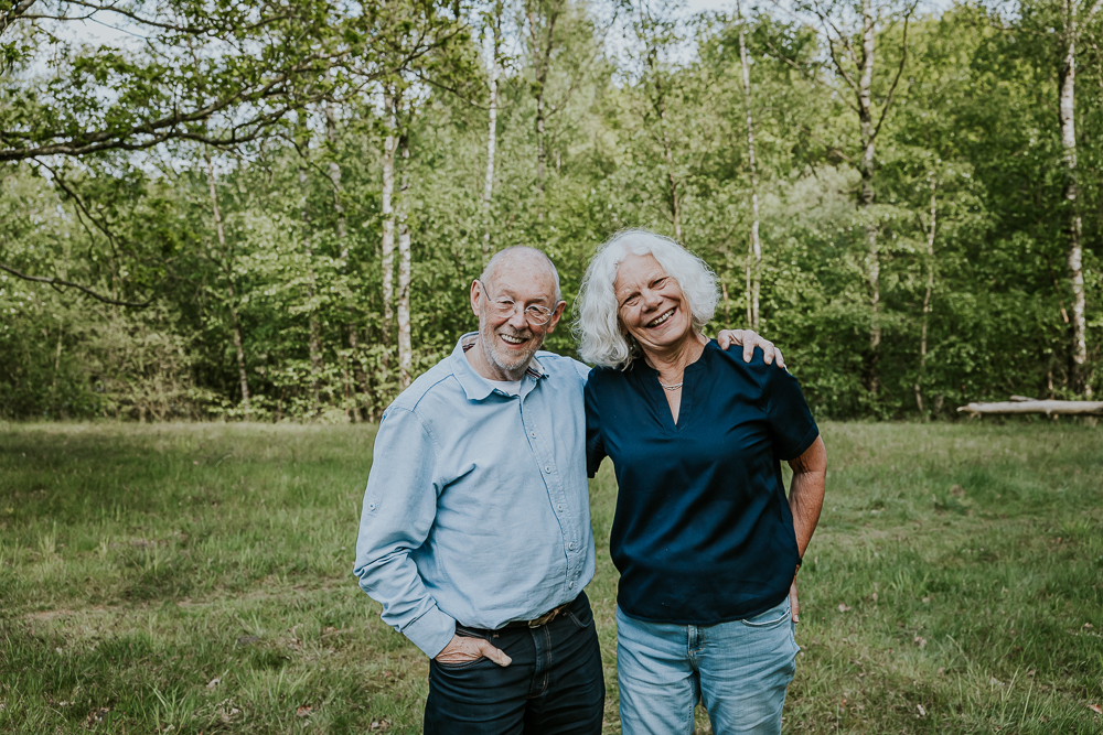 Fotoshoot Drente door Nickie Fotografie. Vrolijk portret van de ouders in een recreatiegebied.