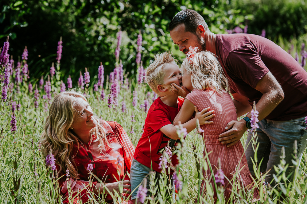 Fotograaf Friesland. Gezinsportret tussen de bloemen door Nickie Fotografie.