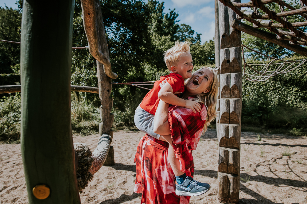 Fotoshoot Friesland. Moeder en zoon in de speeltuin van De Kruidhof in Buitenpost. Fotoreportage door fotograaf Nickie Fotografie.