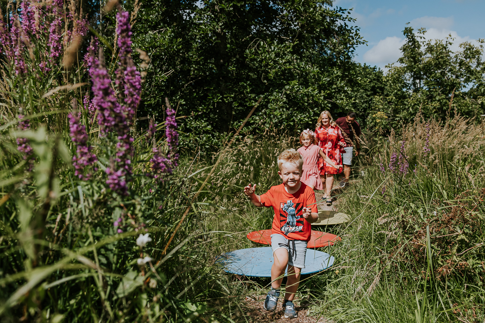 Gezinsshoot bij De Kruidhof in Buitenpost door fotograaf Nickie Fotografie uit Friesland.