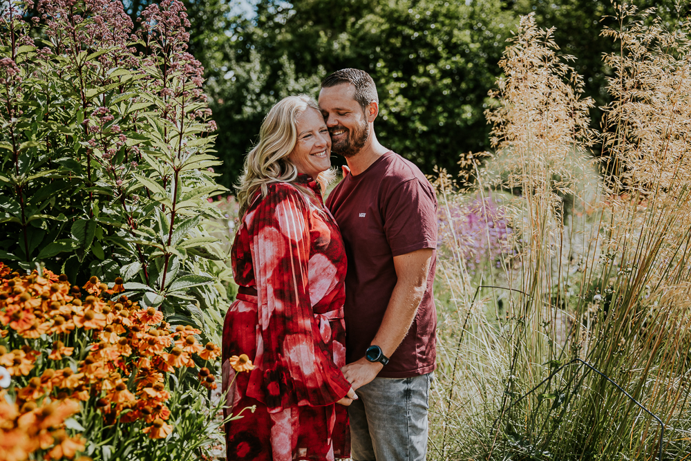 Liefdevolle portret van de ouders tussen de bloemen door fotograaf Nickie Fotografie uit Friesland.