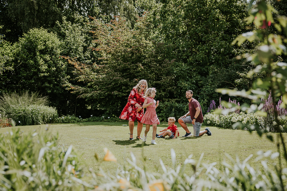 Lekker vrolijk spelen tijdens de fotosessie. Lifestyle reportage door fotograaf Nickie Fotografie.