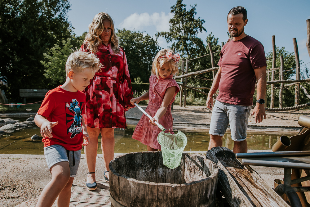 Gezinsfotografie in de waterspeeltuin van De Kruidhof in Buitenpost.