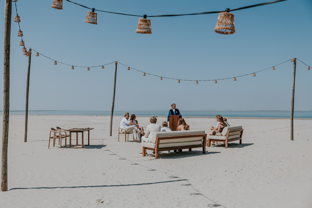 Huwelijksceremonie op het strand van Ameland bij Beachclub the Sunset. Bruidsfotografie door trouwfotograaf Nickie Fotografie uit Friesland.