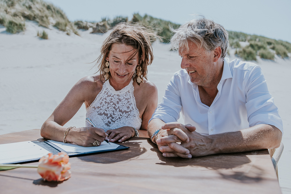 Bruidspaar ondertekent de huwelijksakte. Trouwreportage door huwelijksfotograaf Nickie Fotografie uit Friesland.