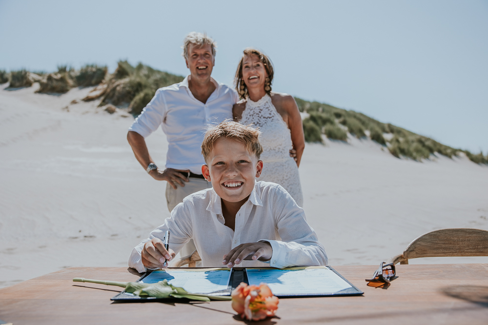 Zoon ondertekend de huwelijksakte.