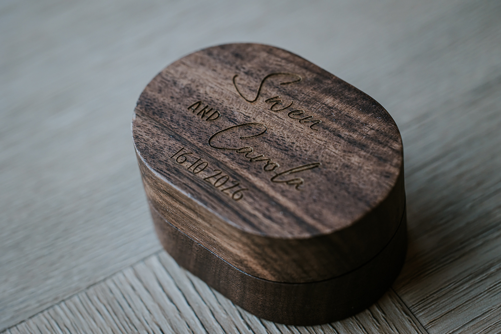 Houten trouwringendoosje met tekst.