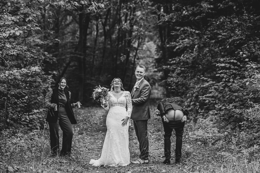 Heerlijk dollen tijdens de trouwshoot.