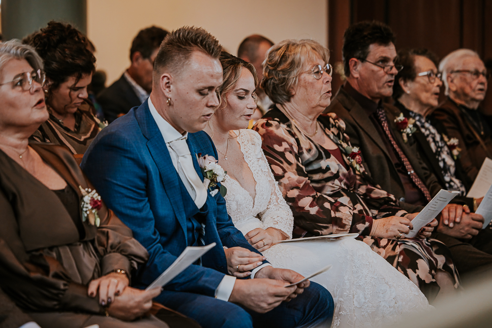 Samen zingen tijdens de kerkdienst.