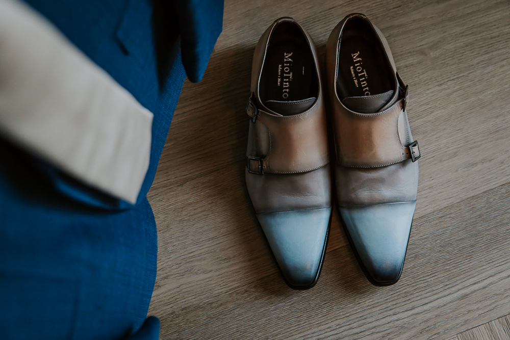De prachtige trouwschoenen van de bruidegom.