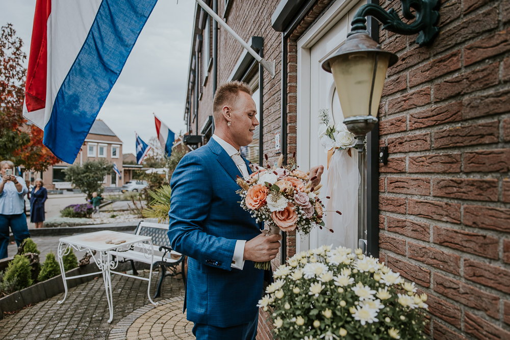Het ophalen van de bruid. De bruidegom klopt op de deur.