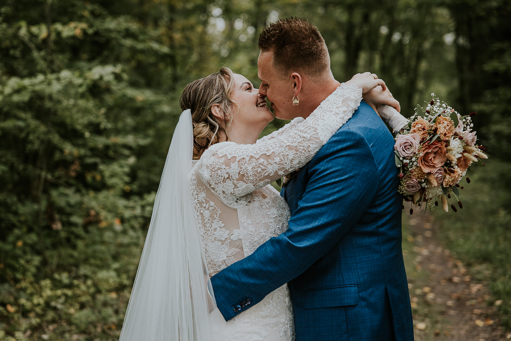 Een liefdevolle kus tijdens de fotosessie.