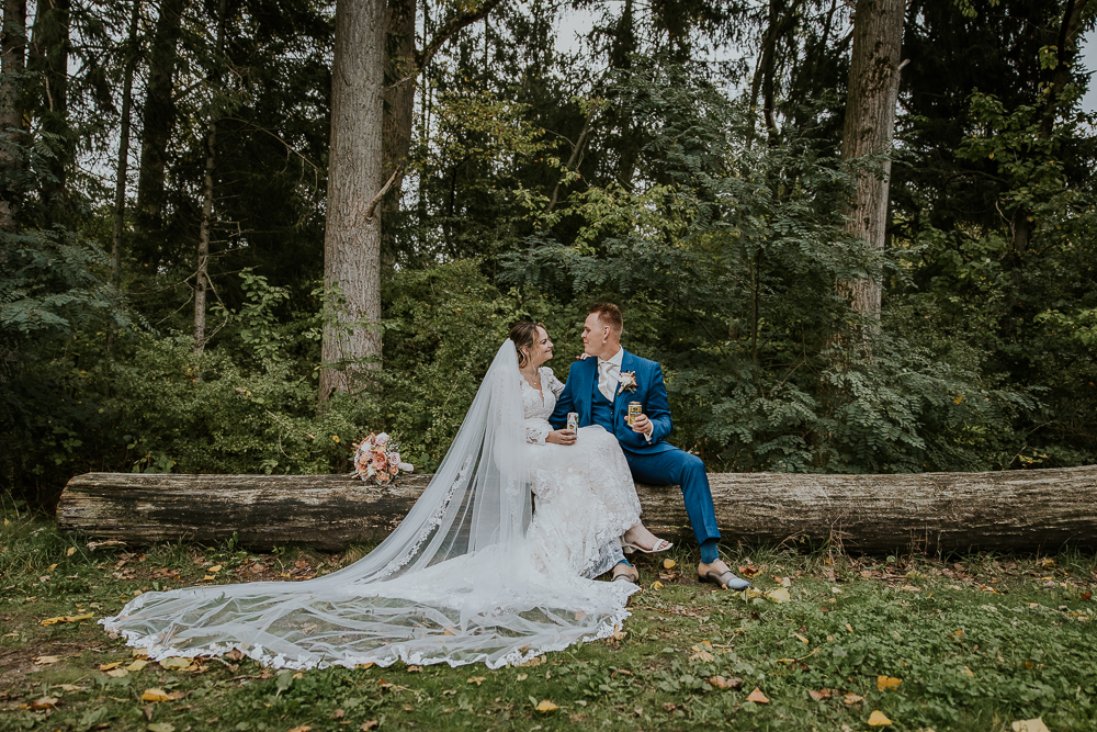 Even een drankje doen tijdens de trouwshoot.