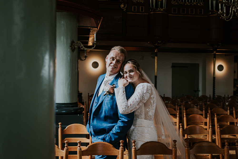 Bruidspaar in Het Kerkje aan zee op Urk.