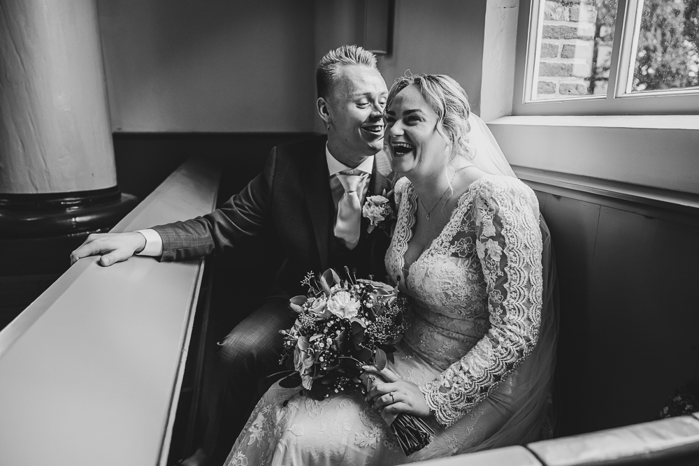 Heerlijk vrolijk momentje tijdens de fotoshoot in de kerk.