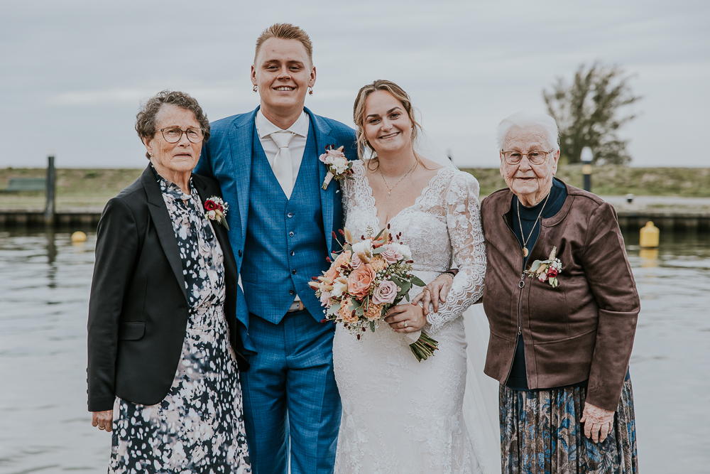 Bruidspaar met de oma's
