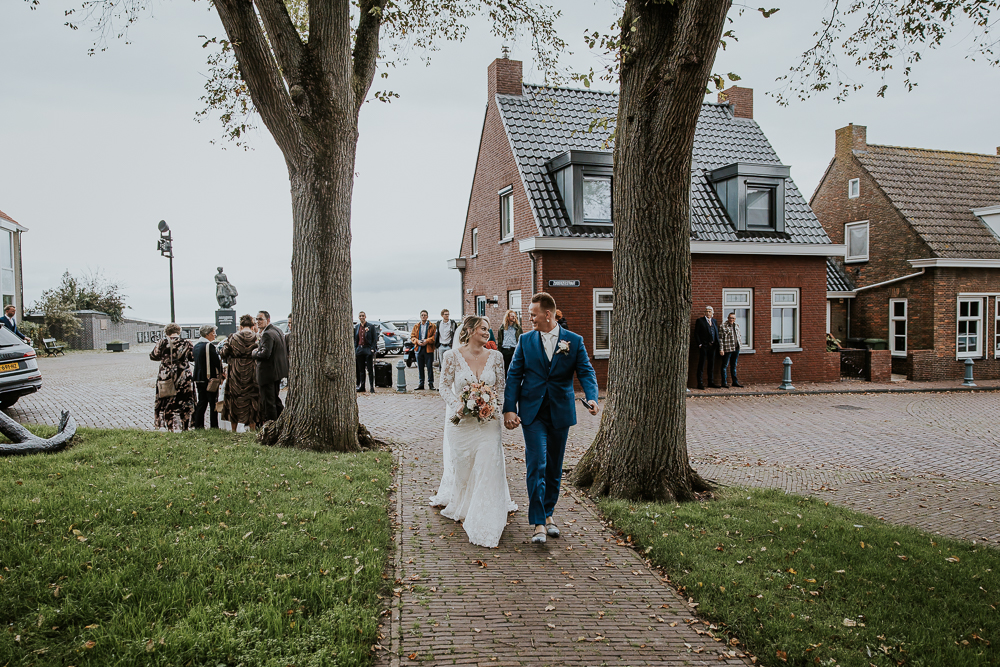 Ankomst van het bruidspaar bij de kerk op Urk.