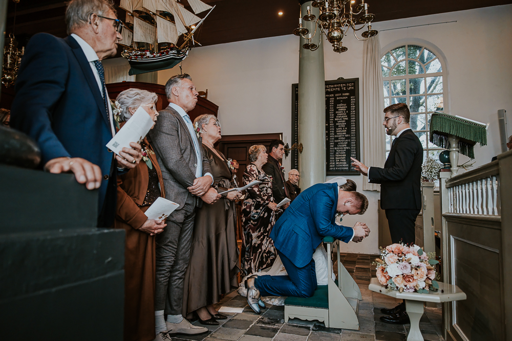 De inzegening van het bruidspaar in Het Kerkje aan zee op Urk.